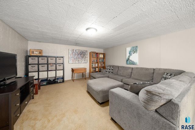 2004 S Crestwood Rd Road, Sioux Falls, SD 57105