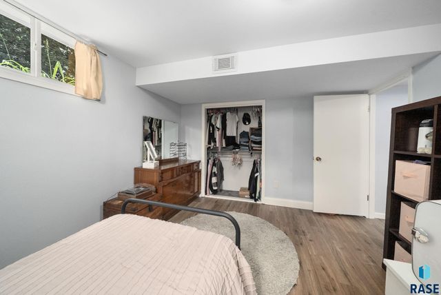 2004 S Crestwood Rd Road, Sioux Falls, SD 57105