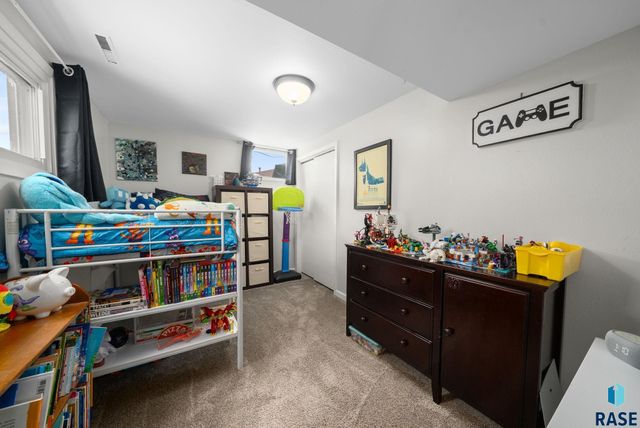 2004 S Crestwood Rd Road, Sioux Falls, SD 57105