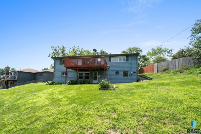 2004 S Crestwood Rd Road, Sioux Falls, SD 57105