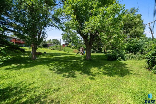 2004 S Crestwood Rd Road, Sioux Falls, SD 57105