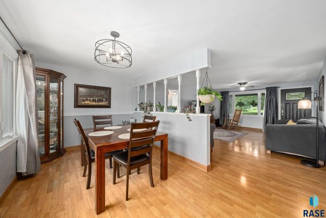 2004 S Crestwood Rd Road, Sioux Falls, SD 57105