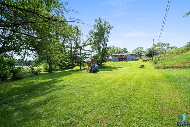 2004 S Crestwood Rd Road, Sioux Falls, SD 57105