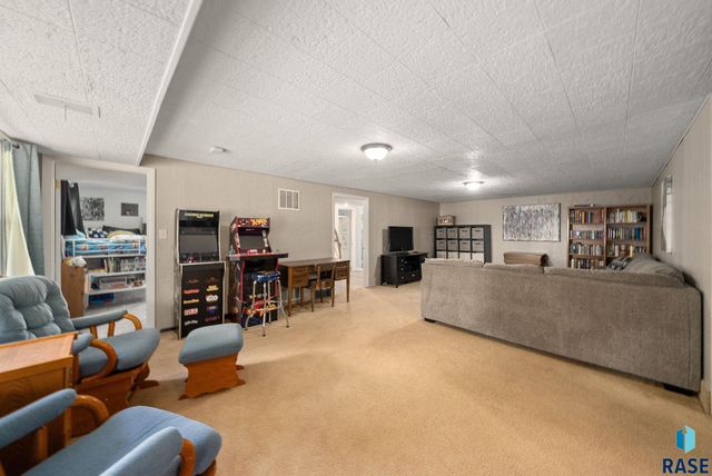 2004 S Crestwood Rd Road, Sioux Falls, SD 57105