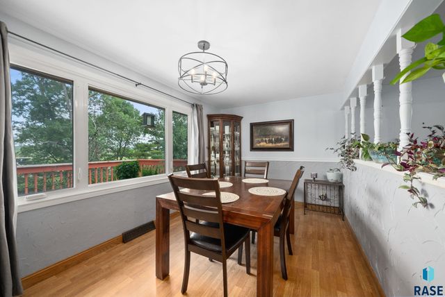 2004 S Crestwood Rd Road, Sioux Falls, SD 57105