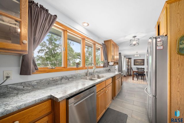 2004 S Crestwood Rd Road, Sioux Falls, SD 57105