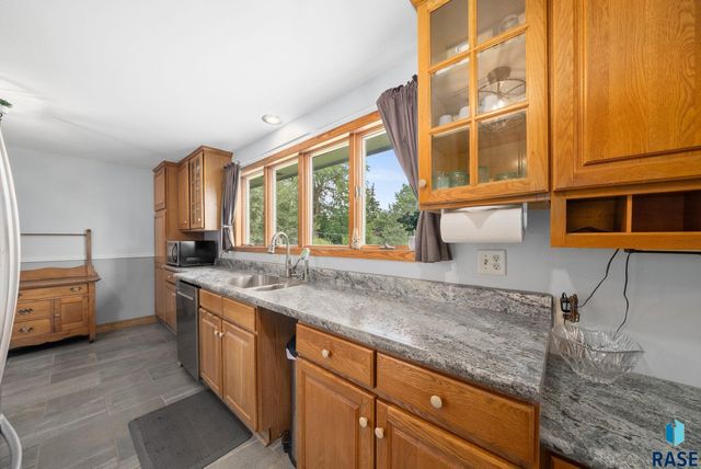 2004 S Crestwood Rd Road, Sioux Falls, SD 57105