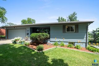 2004 S Crestwood Rd Road, Sioux Falls, SD 57105