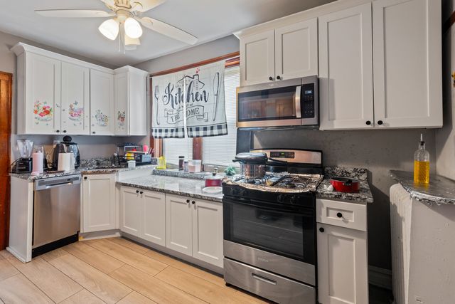 2110 W Arthur Avenue, Chicago, IL 60645