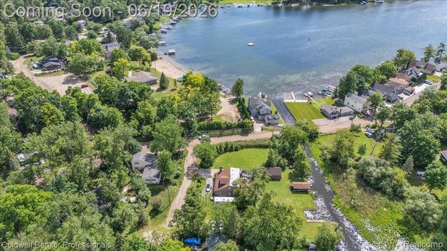 470 Oak Grove Drive, Orion Charter Township, MI 48362