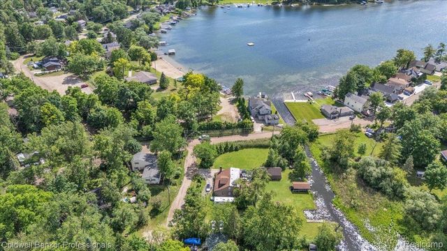 470 Oak Grove Drive, Orion Charter Township, MI 48362