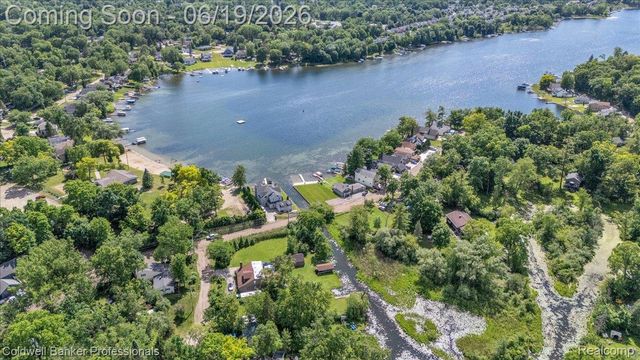 470 Oak Grove Drive, Orion Charter Township, MI 48362