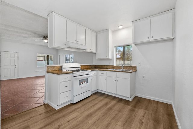 321 NW 3rd Avenue, Visalia, CA 93291