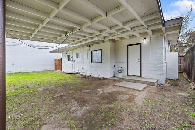 321 NW 3rd Avenue, Visalia, CA 93291