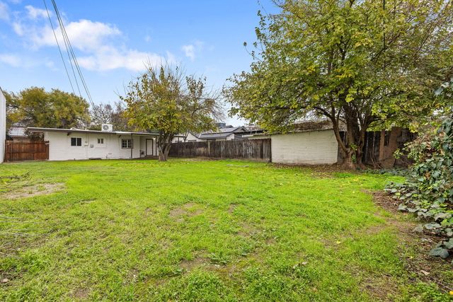 321 NW 3rd Avenue, Visalia, CA 93291