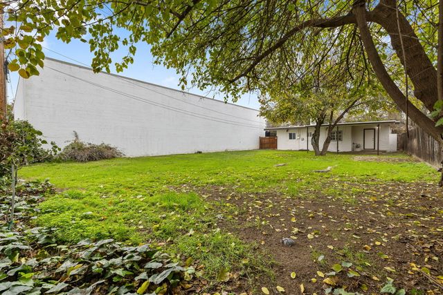 321 NW 3rd Avenue, Visalia, CA 93291