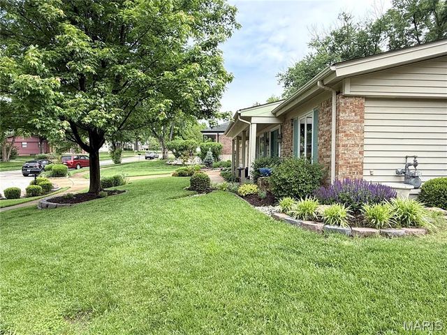 8 Sweet Meadows Lane, Ballwin, MO 63011