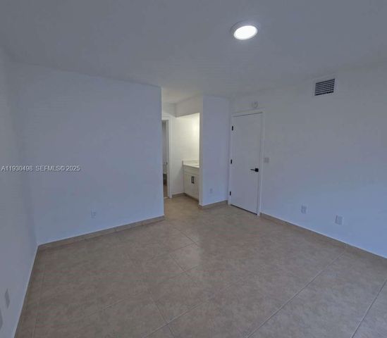 18870 NW 57th Ave 204, Hialeah, FL 33015