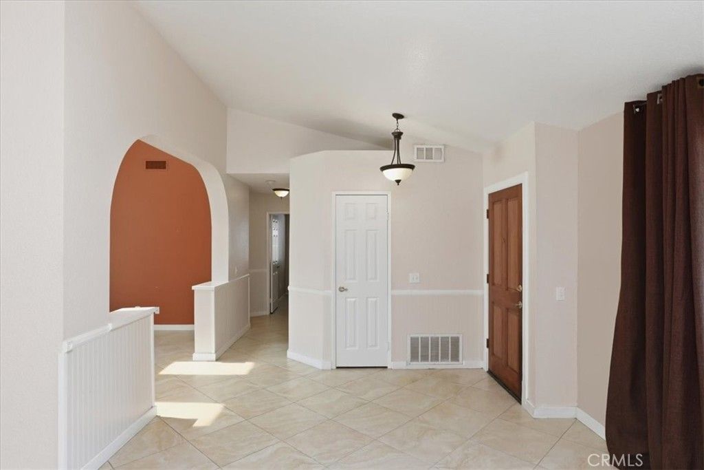 Image 12 of property listing at 1742 Cambridge Circle, Redlands, CA 92374