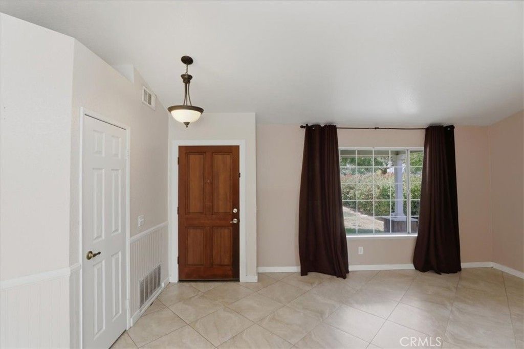 Image 9 of property listing at 1742 Cambridge Circle, Redlands, CA 92374