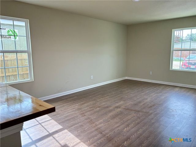 700 E 5th Street, Nixon, TX 78140