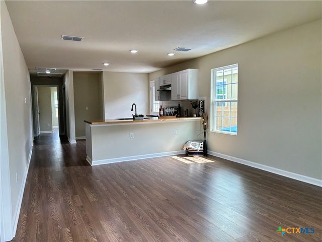 700 E 5th Street, Nixon, TX 78140