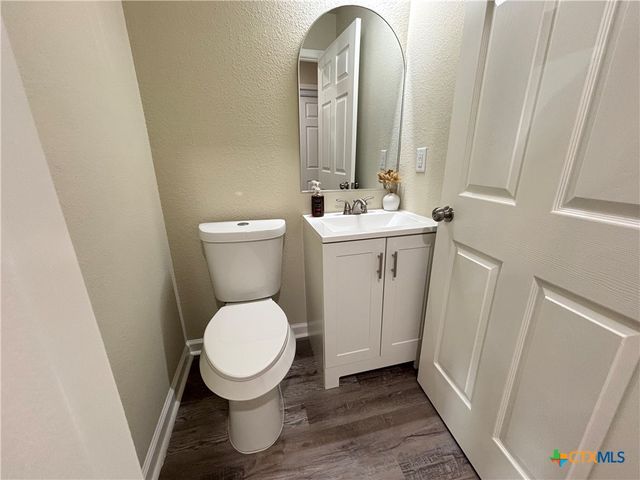 700 E 5th Street, Nixon, TX 78140