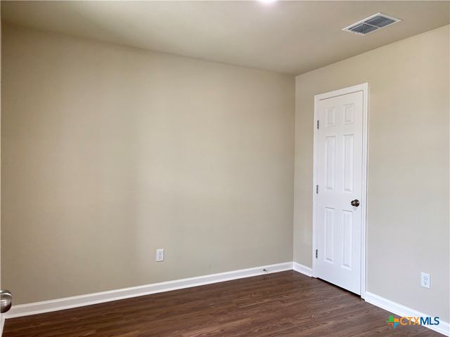 700 E 5th Street, Nixon, TX 78140