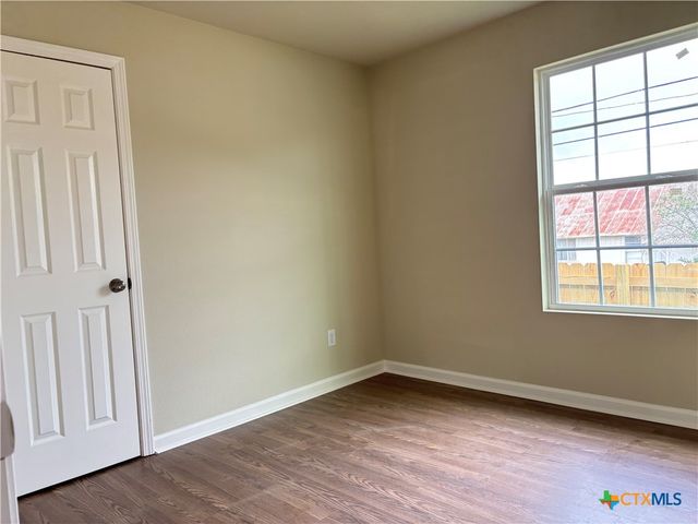 700 E 5th Street, Nixon, TX 78140