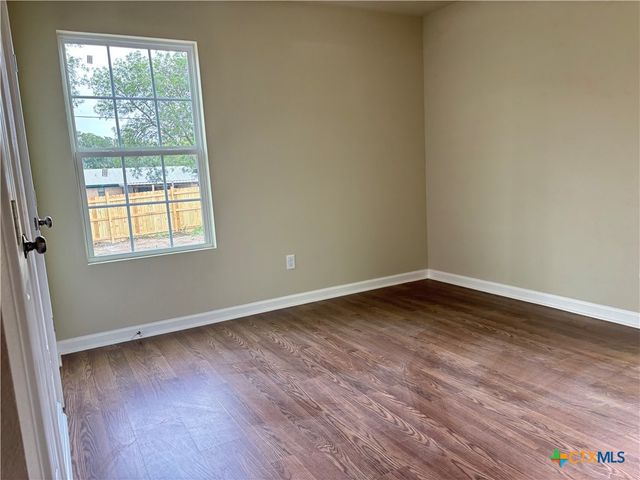 700 E 5th Street, Nixon, TX 78140