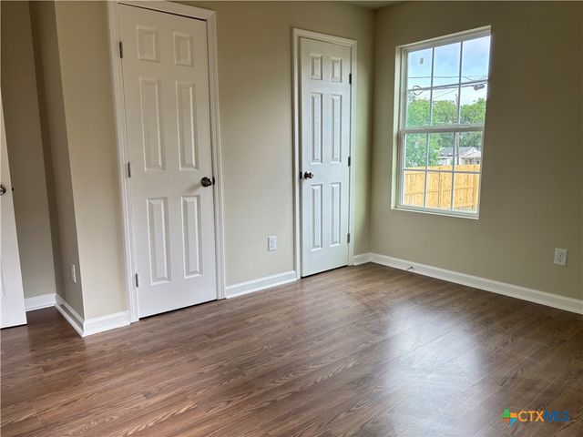 700 E 5th Street, Nixon, TX 78140