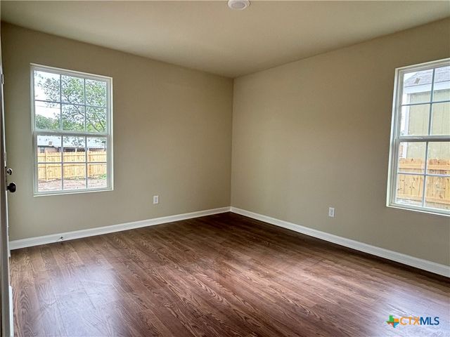 700 E 5th Street, Nixon, TX 78140