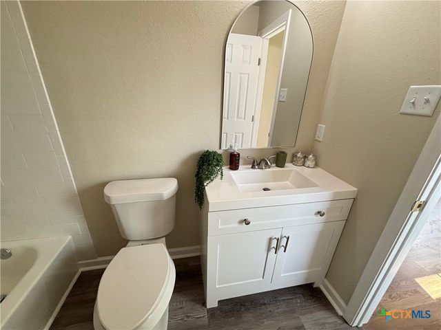 700 E 5th Street, Nixon, TX 78140