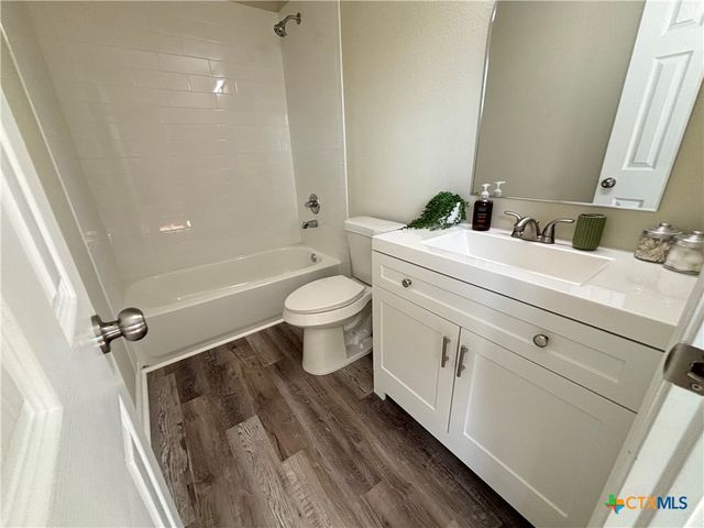 700 E 5th Street, Nixon, TX 78140