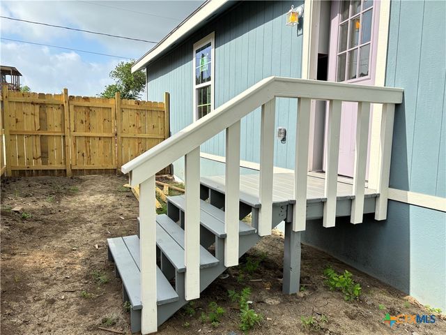 700 E 5th Street, Nixon, TX 78140