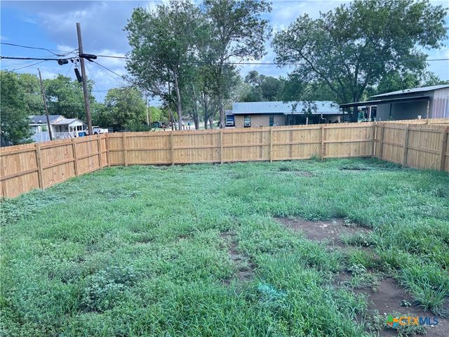 700 E 5th Street, Nixon, TX 78140