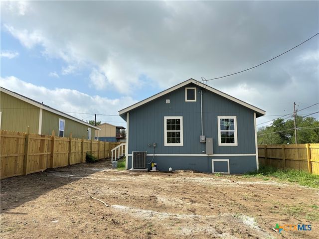 700 E 5th Street, Nixon, TX 78140