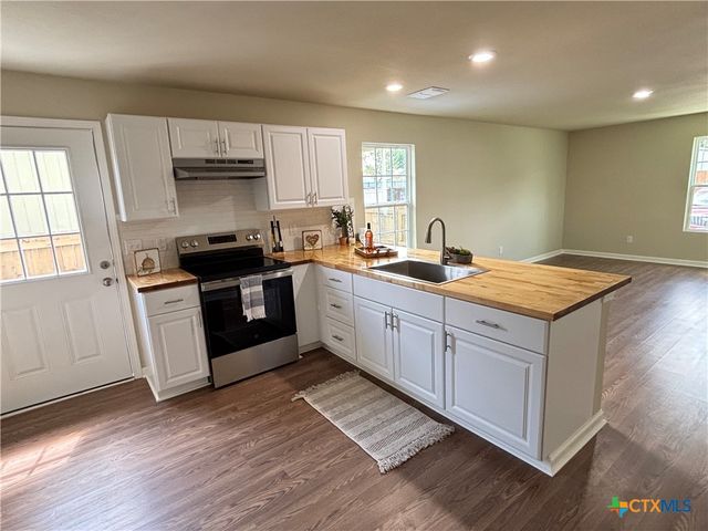 700 E 5th Street, Nixon, TX 78140