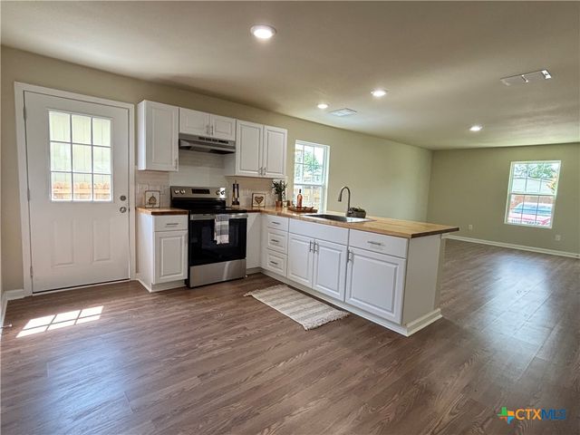 700 E 5th Street, Nixon, TX 78140