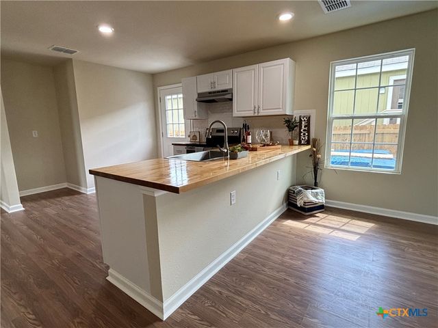 700 E 5th Street, Nixon, TX 78140