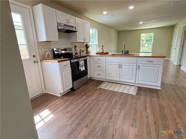 700 E 5th Street, Nixon, TX 78140