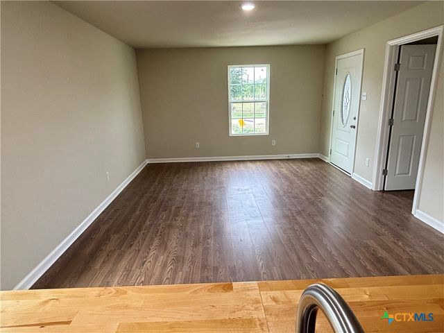 700 E 5th Street, Nixon, TX 78140