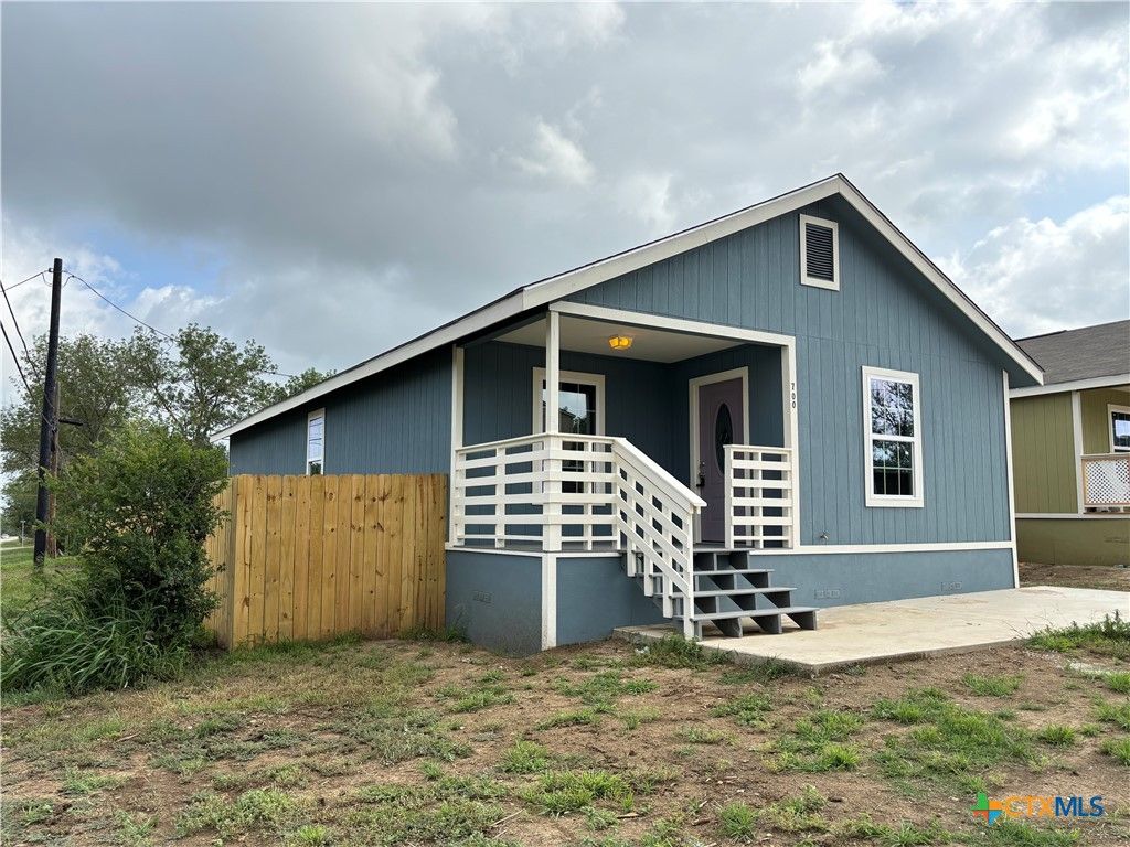700 E 5th Street, Nixon, TX 78140