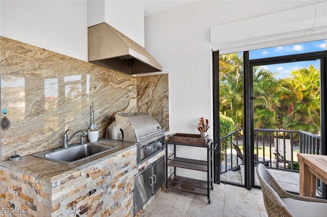 9008 Mockingbird DR, Sanibel, FL 33957