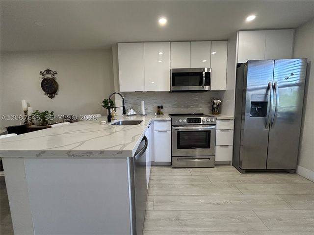 10130 Sunrise Lakes Blvd 207, Sunrise, FL 33322