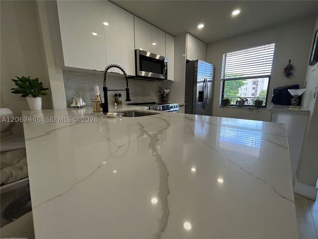 10130 Sunrise Lakes Blvd 207, Sunrise, FL 33322