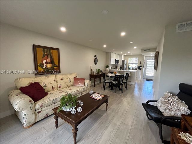 10130 Sunrise Lakes Blvd 207, Sunrise, FL 33322