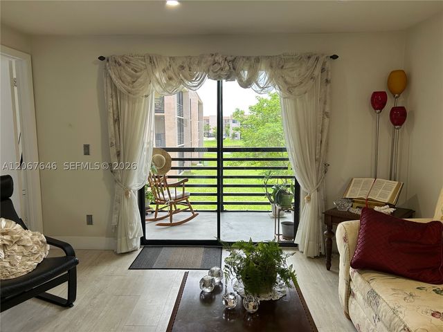 10130 Sunrise Lakes Blvd 207, Sunrise, FL 33322