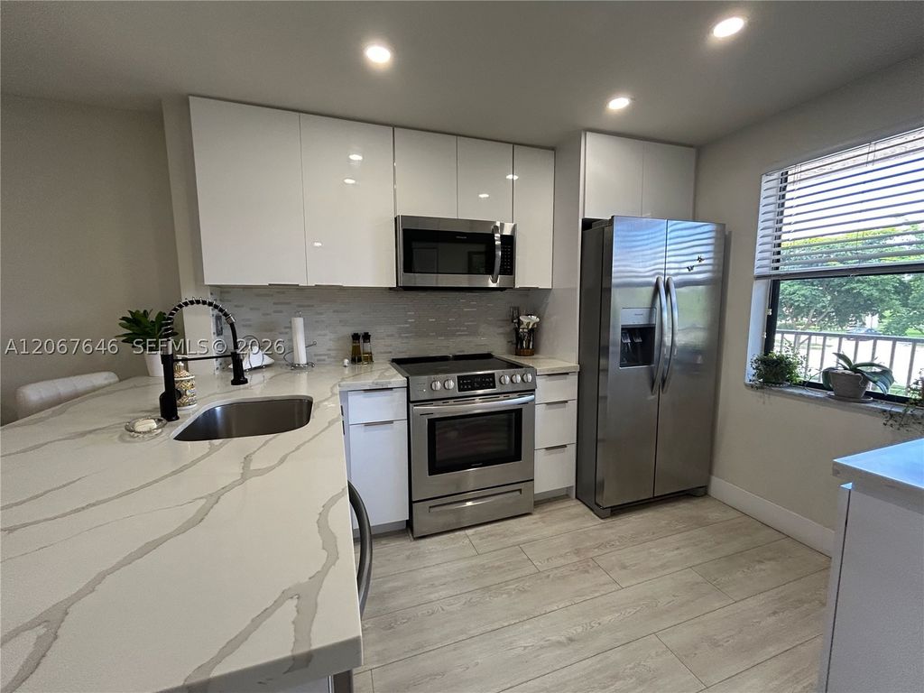 10130 Sunrise Lakes Blvd 207, Sunrise, FL 33322