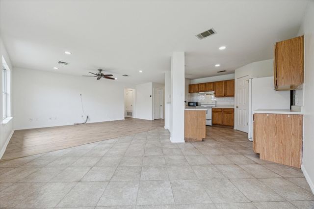 110 Rinehardt ST, Hutto, TX 78634